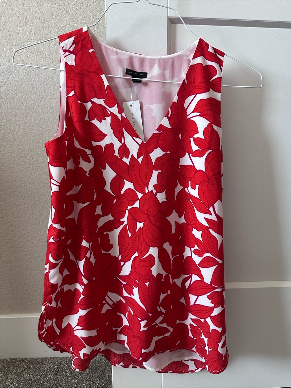 NWT Ann Taylor Red White Floral V-Neck Sleeveless Blouse Top XXS